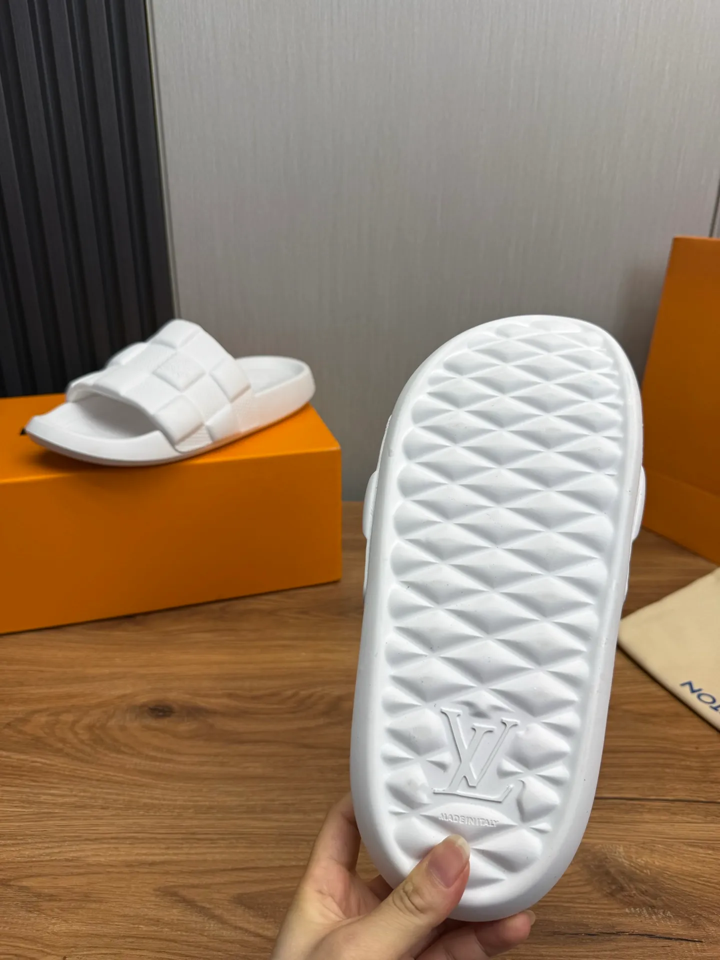 Men's shoes 💰260💰 ▪️LV's popular Little Red Book popular slippers hot sale: 1 shipment✅ Super textured and comfortable slippers, original TPU outsole. Authentic counter box drawer box packaging 🎁Size 38-45